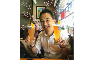 ビールを両手に持つ私