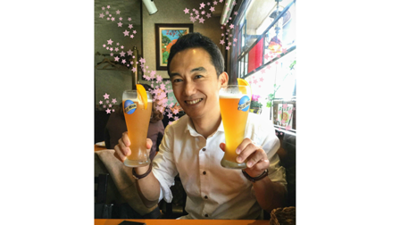 ビールを両手に持つ私